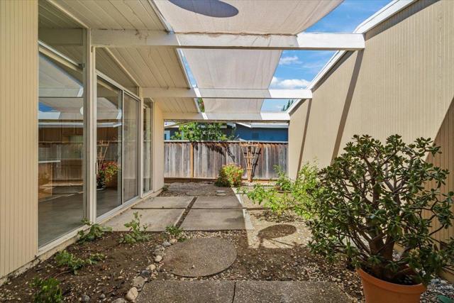 939 S Tantau Avenue, Cupertino CA: https://media.crmls.org/mediaz/5eafc07b-6c37-4ac8-8d39-a50b113413a9.jpg