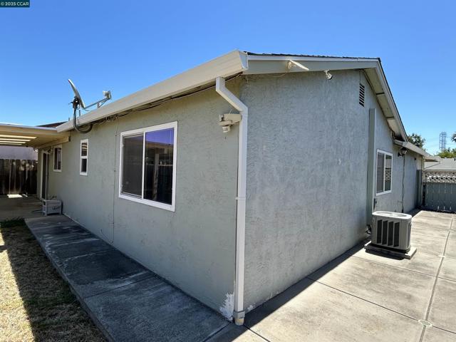 26 Leeward Way, Pittsburg CA: https://media.crmls.org/mediaz/5eaffa8e-974a-43a4-ac0e-913f7a203cdc.jpg