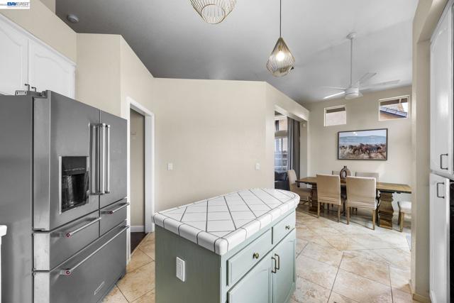 502 Chablis Way, Manteca CA: https://media.crmls.org/mediaz/5eafffc4-6da6-45b8-bbc5-6a0af1726833.jpg