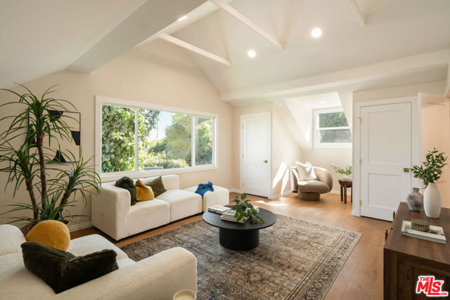 5103 Parkglen Avenue, Los Angeles CA: https://media.crmls.org/mediaz/5eb12c2e-37a9-4140-b85c-d4bce7516fbc.jpg