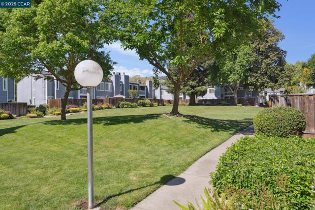 250 Ashley Circle, Danville CA: https://media.crmls.org/mediaz/5eb20b33-35a1-49ea-ab5f-78c68a7b68e6.jpg