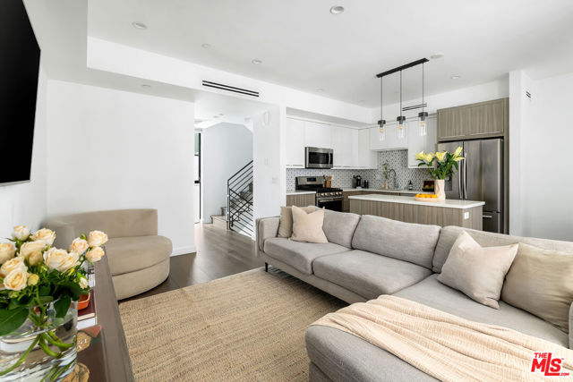 5154 W Redondo Court, Los Angeles CA: https://media.crmls.org/mediaz/5eb286ca-e486-43e6-b202-befcf0a01abc.jpg