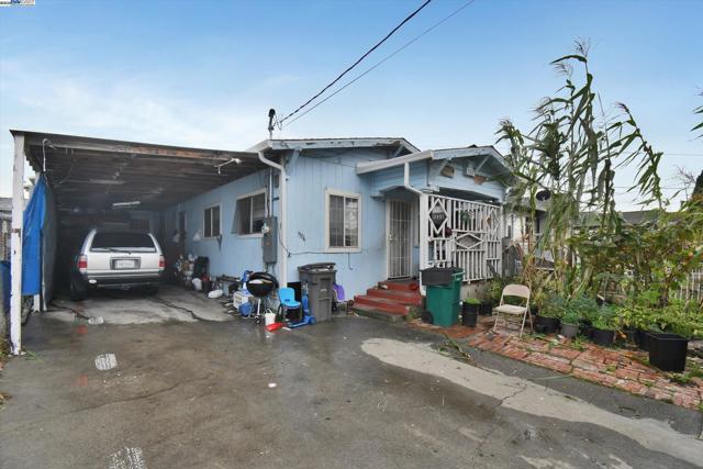 1506 52nd Ave, Oakland CA: https://media.crmls.org/mediaz/5eb2d583-367b-4746-a35d-f498a225741b.jpg