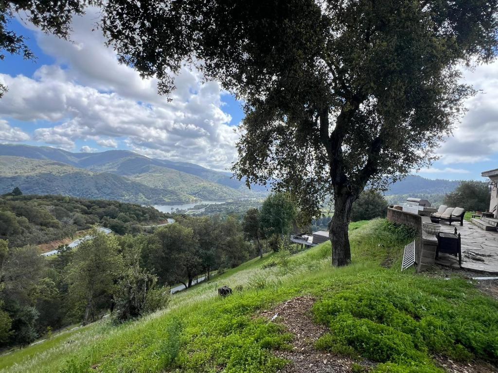 https://media.crmls.org/mediaz/5eb2e7c9-1554-4a5b-8dfb-aa498a42e1df.jpg?preset=X-Large