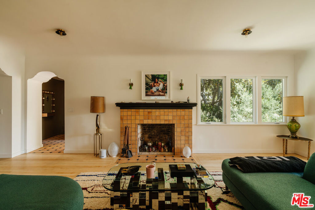 https://media.crmls.org/mediaz/5eb344c4-455d-44d5-9f0d-bc75958cd170.jpg?preset=X-Large