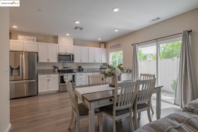 3807 Bridgemeadow Way, Sacramento CA: https://media.crmls.org/mediaz/5eb4a9a5-b58d-474a-b4bf-a70e9ed6cb3d.jpg