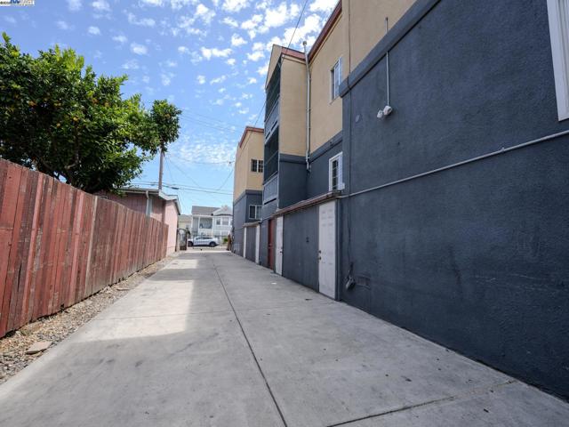 1437 25Th Ave, Oakland CA: https://media.crmls.org/mediaz/5eb4c9e2-c64a-4f83-9650-23907ace481b.jpg
