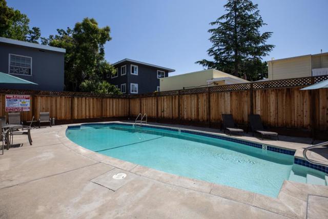 445 Oak Grove Avenue, Menlo Park CA: https://media.crmls.org/mediaz/5eb56c64-dbb3-41eb-b1d4-680d02499d97.jpg