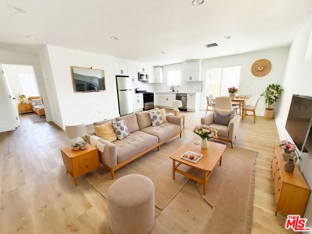4180 Marlton Avenue, Los Angeles CA: https://media.crmls.org/mediaz/5eb56f00-c92b-4e2e-9f52-f75b0c5b8282.jpg