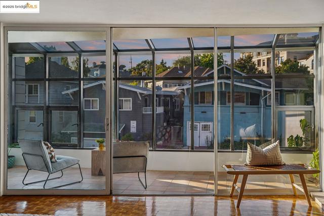 2760 Park Blvd, Oakland CA: https://media.crmls.org/mediaz/5eb5d617-9a93-478b-a8ec-71bb896f3236.jpg