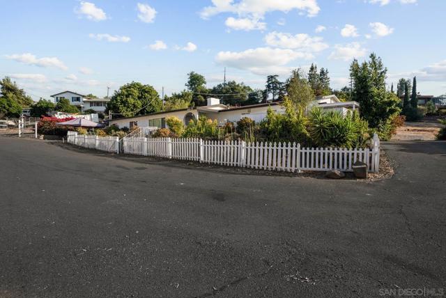 2297 1/2 Orchard Ave, El Cajon CA: https://media.crmls.org/mediaz/5eb60bf1-4254-41f9-b177-2d4e43bc9970.jpg