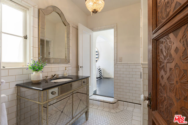 205 S Lomita Avenue, Ojai CA: https://media.crmls.org/mediaz/5eb61843-cffa-4353-8f88-b9c48c673aef.jpg
