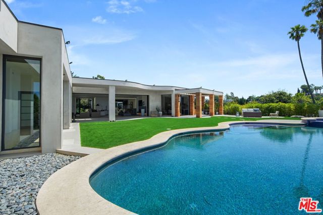 455 Castle Place, Beverly Hills CA: https://media.crmls.org/mediaz/5eb69948-ff61-4d4f-a24e-a479a175c49d.jpg