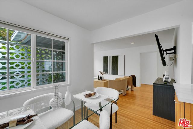 828 Hill Street, Santa Monica CA: https://media.crmls.org/mediaz/5eb6b6b7-72bf-4db6-a215-b263ee43622b.jpg