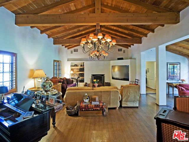 17545 Parthenia Street, Sherwood Forest CA: https://media.crmls.org/mediaz/5eb70d86-65d2-472d-b825-a7b7a95ea8e2.jpg