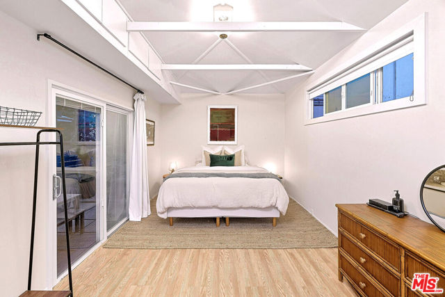 517 Venice Way, Venice CA: https://media.crmls.org/mediaz/5eb7c43b-92eb-4677-8df8-e037e6aefc79.jpg