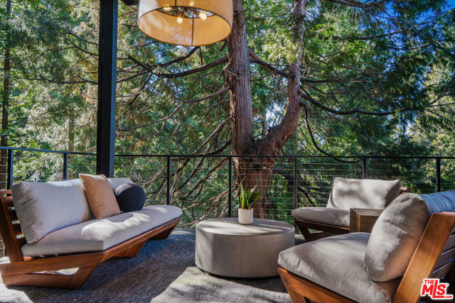 654 S Cumberland Drive, Lake Arrowhead CA: https://media.crmls.org/mediaz/5eb7eaf5-f920-4f9f-918f-c507456c0a30.jpg