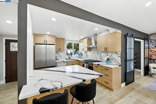 30456 Hoylake St, Hayward CA: https://media.crmls.org/mediaz/5eb80177-33e3-4283-91d7-3a472f071a03.jpg
