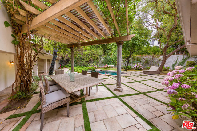 1290 Sunset Plaza Drive, Los Angeles CA: https://media.crmls.org/mediaz/5eb808cb-1595-44e2-8904-9d7d5058e7cc.jpg