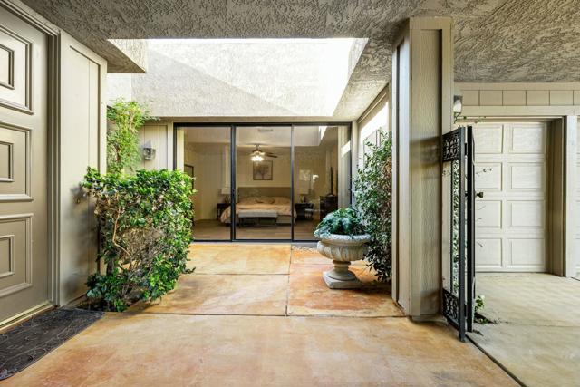 6 Stanford Drive, Rancho Mirage CA: https://media.crmls.org/mediaz/5eb9149b-1082-40c1-92ec-a7d71ab2c28d.jpg