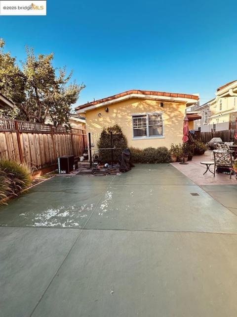 765 Farringdon LN, Burlingame CA: https://media.crmls.org/mediaz/5eb9a33a-dc6d-46f2-8766-27769b703409.jpg