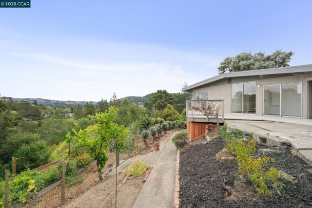 12 La Cresta Rd, Orinda CA: https://media.crmls.org/mediaz/5eb9b7fe-56e1-4f8b-bcc1-1781db95b830.jpg