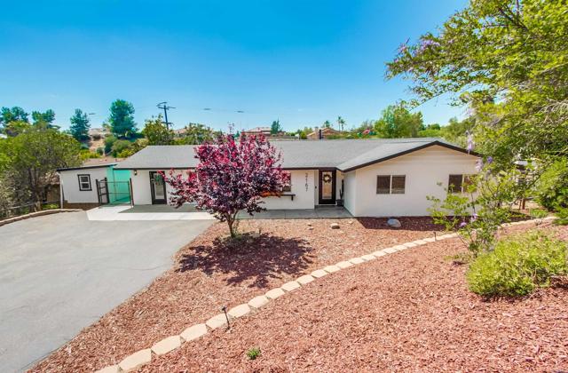 2167 Reineman Road, Fallbrook CA: https://media.crmls.org/mediaz/5eba2733-3cb2-4e67-992b-a8d7cdb1bcc5.jpg