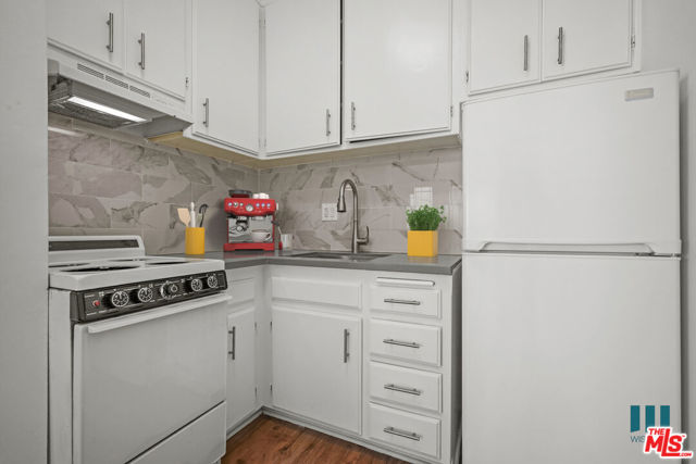 10965 Rochester Avenue, Los Angeles CA: https://media.crmls.org/mediaz/5eba2d2b-33b6-4c07-a29a-7be9b9d8a6ef.jpg