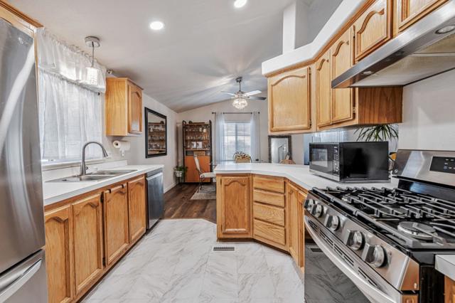 1580 Balein Court, Hayward CA: https://media.crmls.org/mediaz/5eba6891-aa01-4c6a-8bcc-fa1e3f6234e8.jpg