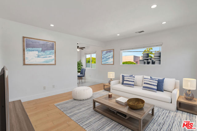 119 Paloma Avenue, Venice CA: https://media.crmls.org/mediaz/5eba889c-0f9c-4ac0-91dd-a95b6c46cf20.jpg