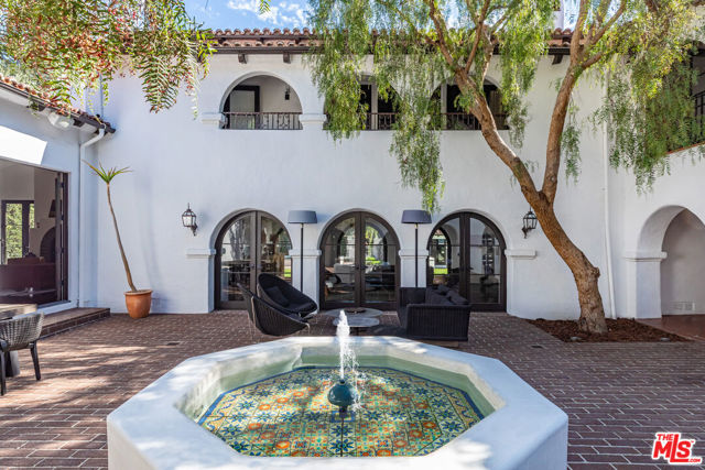 820 N Roxbury Drive, Beverly Hills CA: https://media.crmls.org/mediaz/5ebab3c1-0406-4745-832b-2c5b08220f93.jpg