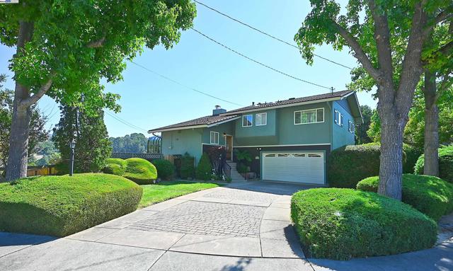 5295 Winifred Dr, Castro Valley CA: https://media.crmls.org/mediaz/5ebae916-20de-4c34-a61b-6fc4c804f1ff.jpg