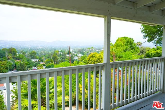 22224 Cass Avenue, Woodland Hills CA: https://media.crmls.org/mediaz/5ebaf65c-0e00-4064-9472-d690887d88d2.jpg