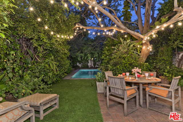 232 N Arden Boulevard, Los Angeles CA: https://media.crmls.org/mediaz/5ebaf9f9-c722-4a3b-917b-141fbeb16bdd.jpg