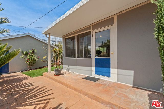 9313 Hayvenhurst Avenue, North Hills CA: https://media.crmls.org/mediaz/5ebba2f5-667e-4fcd-ba2e-87d53e53a189.jpg