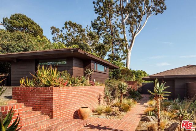 4260 Sea View Lane, Los Angeles CA: https://media.crmls.org/mediaz/5ebcd9b1-1b11-4a20-8804-6785985b26b9.jpg