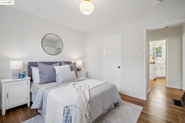 4332 Hyacinth Ave, Oakland CA: https://media.crmls.org/mediaz/5ebda03a-3def-4981-aca1-ff11a56b37f6.jpg