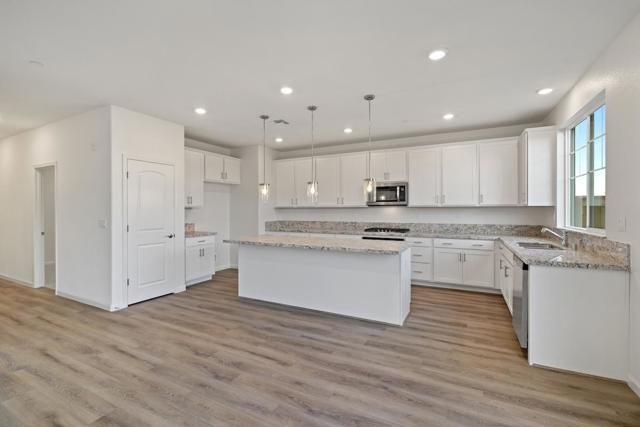 2130 Gladiola Drive, Hollister CA: https://media.crmls.org/mediaz/5ebdb4e8-b829-401a-b9a8-3138d8156e99.jpg