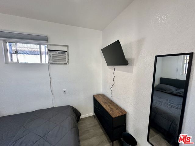 523 1/2 W 56th Street, Los Angeles CA: https://media.crmls.org/mediaz/5ebe8b22-0511-4c9d-b577-1bb83f4bc87b.jpg