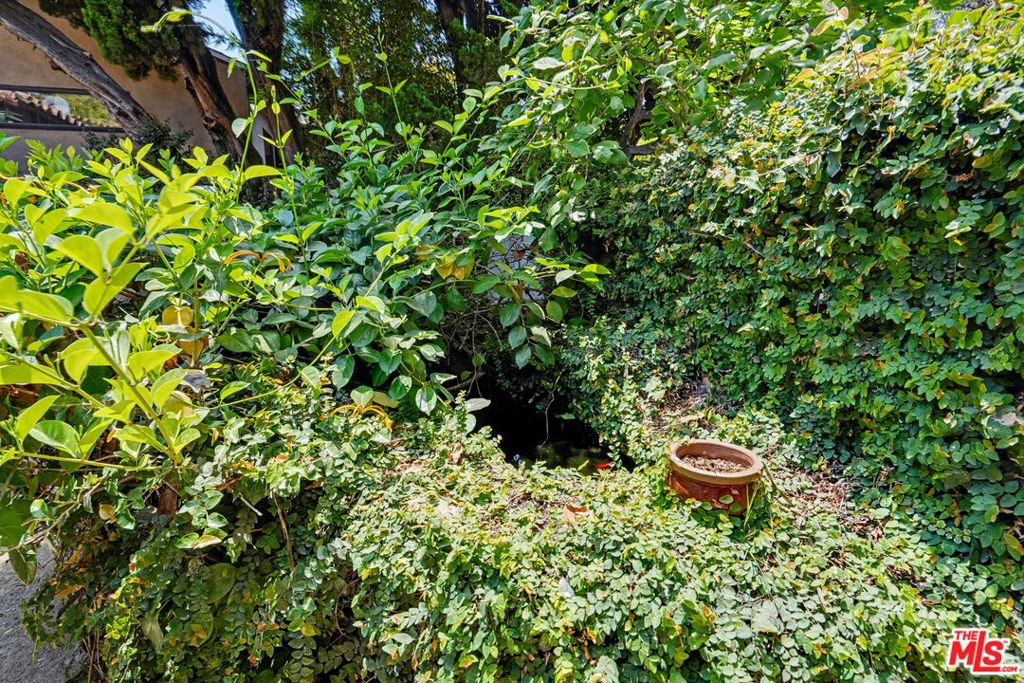 https://media.crmls.org/mediaz/5ebf2938-076d-4eb7-835c-040d0fb0e3a6.jpg?preset=X-Large