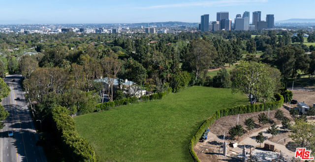 150 S Carolwood Drive, Los Angeles CA: https://media.crmls.org/mediaz/5ebff4a9-4fbe-4c4f-8562-43dd3fd35162.jpg