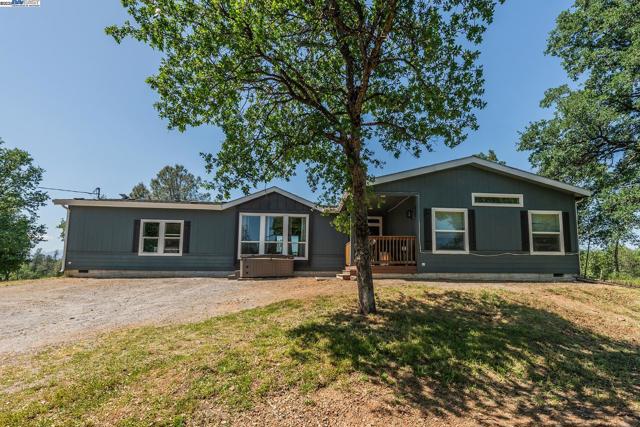 21679 Squaw Grass Trail, Redding CA: https://media.crmls.org/mediaz/5ec0e942-7f3f-4c78-adce-ff40114b3fe4.jpg