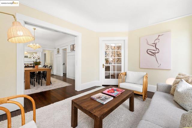 824 Arlington Avenue, Oakland CA: https://media.crmls.org/mediaz/5ec0e946-2a6d-4136-85f0-c059fe71444d.jpg