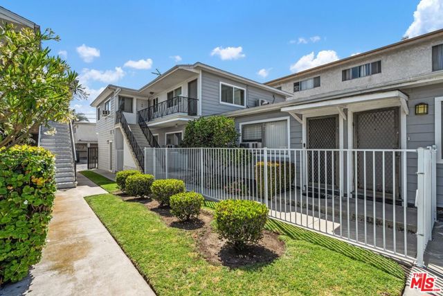 1657 Colby Avenue, Los Angeles CA: https://media.crmls.org/mediaz/5ec0ef1b-a93c-4aca-8687-6848d9a2aac8.jpg