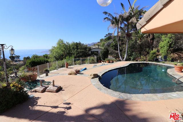 20776 Big Rock Drive, Malibu CA: https://media.crmls.org/mediaz/5ec175f6-ca87-4135-b9af-73b6df84c6a0.jpg
