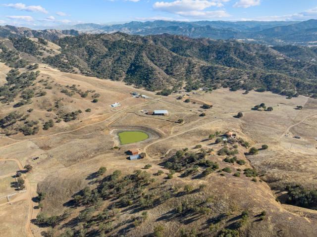 20101 Panoche Road, Paicines CA: https://media.crmls.org/mediaz/5ec1bda9-8d30-4c39-8805-406aa9e0e634.jpg