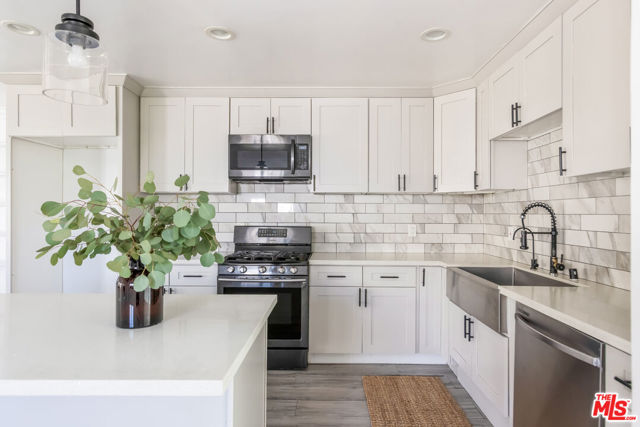 3921 S Victoria Avenue, Los Angeles CA: https://media.crmls.org/mediaz/5ec1fa2b-1eb4-4614-8116-778cc69b1811.jpg