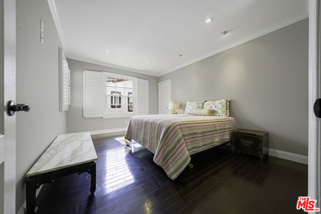 950 S Longwood Avenue, Los Angeles CA: https://media.crmls.org/mediaz/5ec21418-a08d-4295-be2a-906995edb96d.jpg