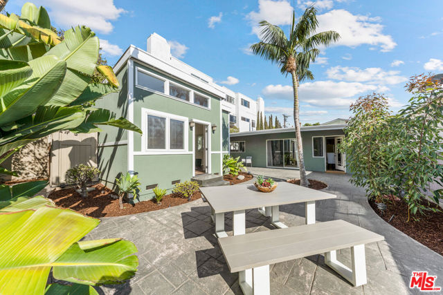 607 Ashland Avenue, Santa Monica CA: https://media.crmls.org/mediaz/5ec23e3d-22d6-422d-82ef-fc8b888c11c7.jpg