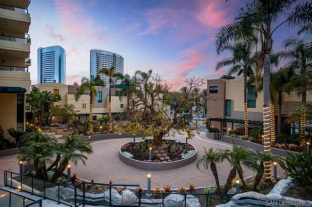 555 Front St, San Diego CA: https://media.crmls.org/mediaz/5ec2d552-aca2-4b73-9494-53f8899bd201.jpg